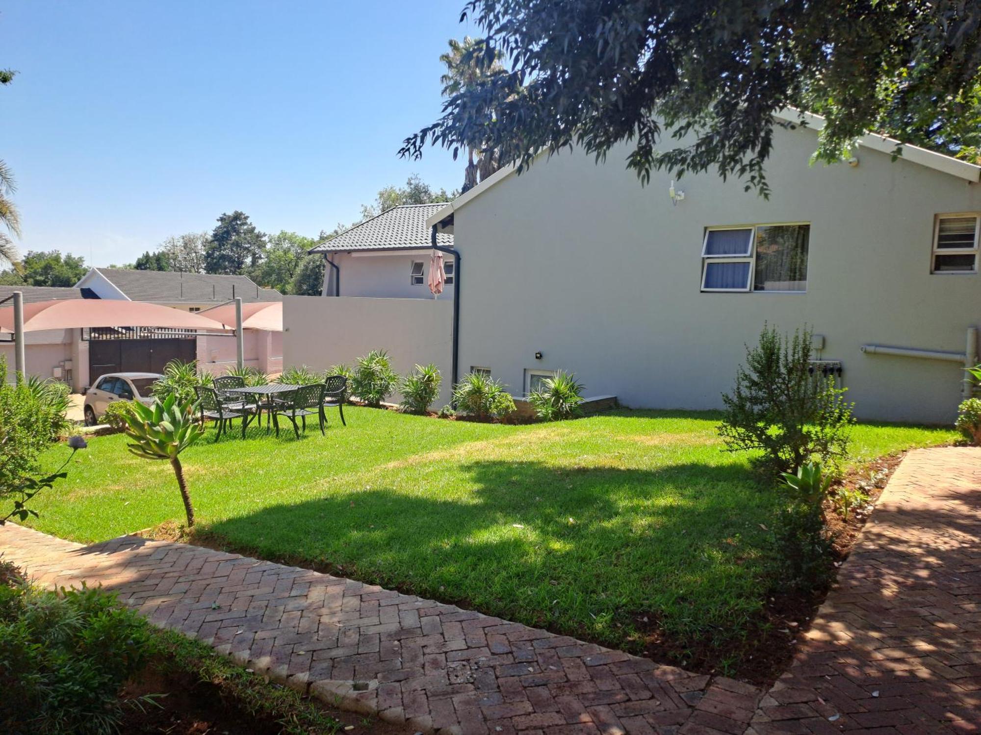 8 On Acacia Guesthouse Bedfordview Extérieur photo
