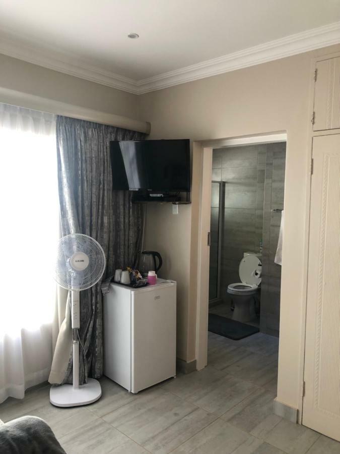 8 On Acacia Guesthouse Bedfordview Extérieur photo