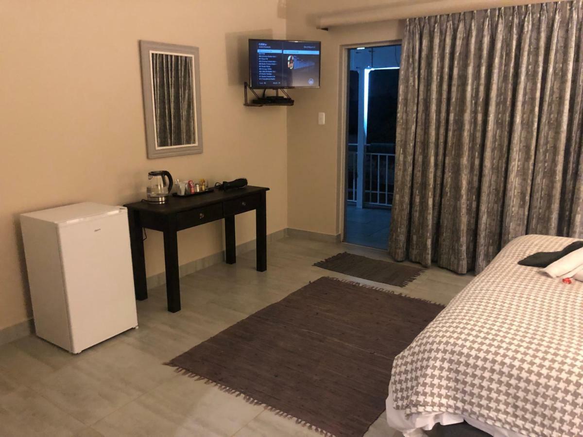 8 On Acacia Guesthouse Bedfordview Extérieur photo