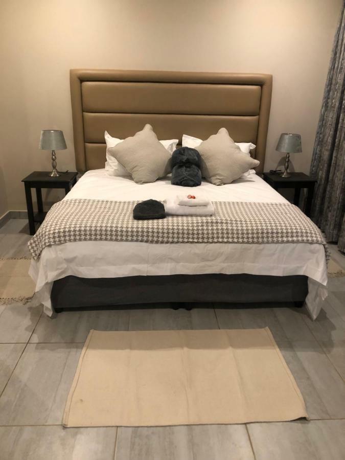 8 On Acacia Guesthouse Bedfordview Extérieur photo