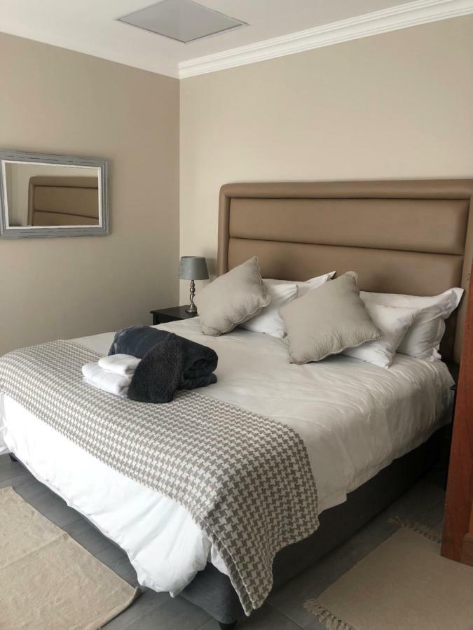 8 On Acacia Guesthouse Bedfordview Extérieur photo