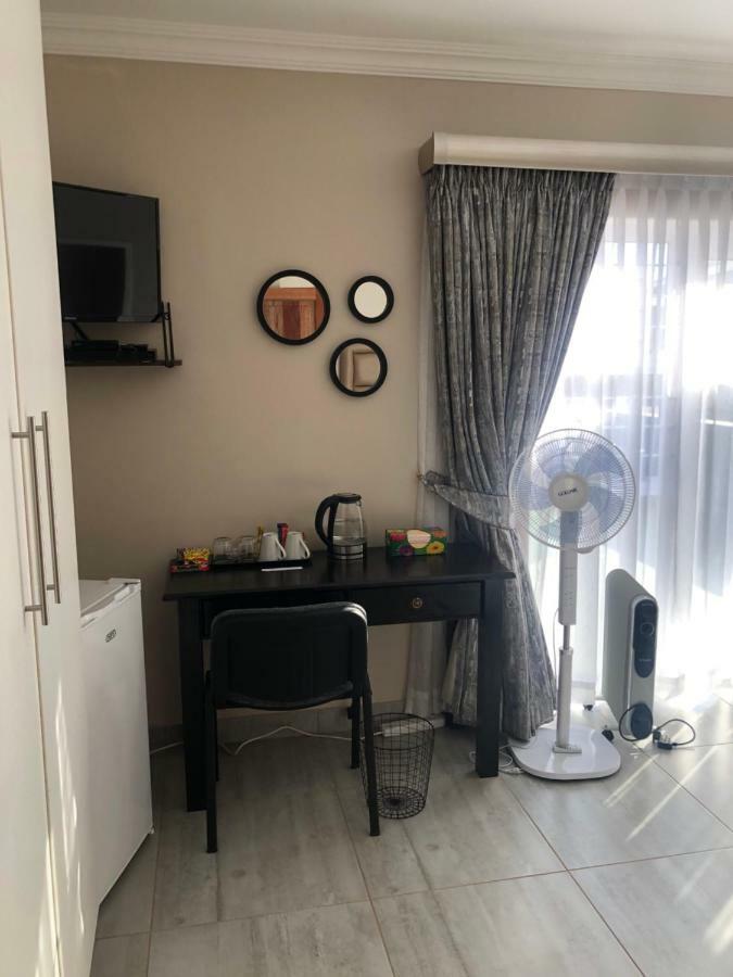 8 On Acacia Guesthouse Bedfordview Extérieur photo