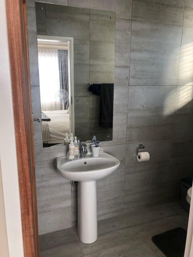 8 On Acacia Guesthouse Bedfordview Extérieur photo