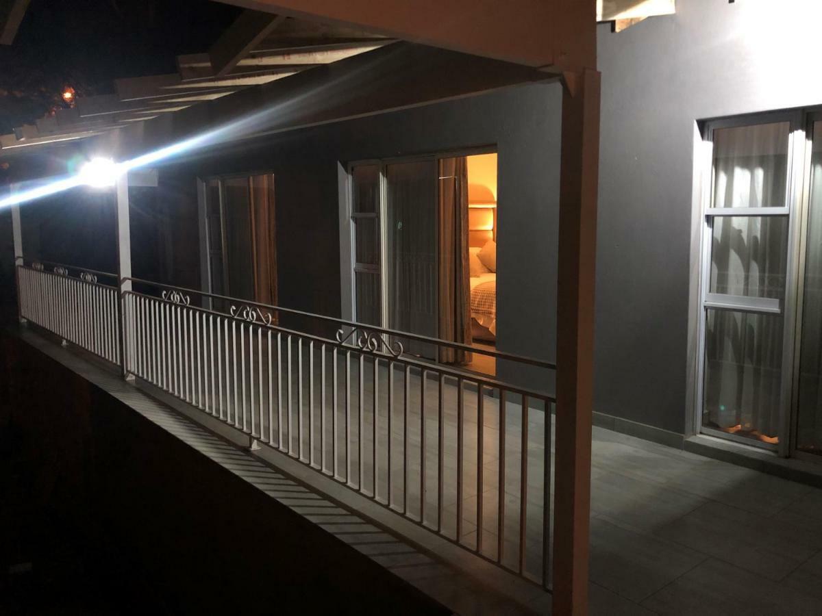 8 On Acacia Guesthouse Bedfordview Extérieur photo