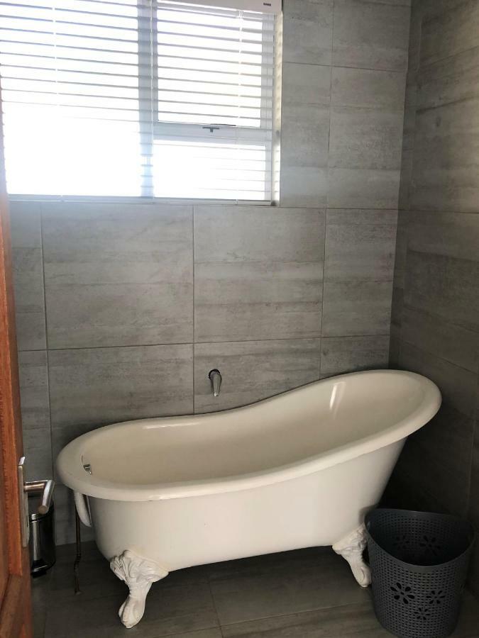 8 On Acacia Guesthouse Bedfordview Extérieur photo